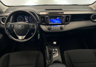 Подержанный автомобиль Toyota RAV4 2017 года (12 фото)