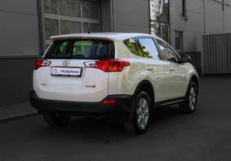 Подержанный автомобиль Toyota RAV4 2014 года (4 фото)