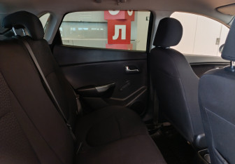 Подержанный автомобиль Kia Rio Hatchback 2012 года (7 фото)