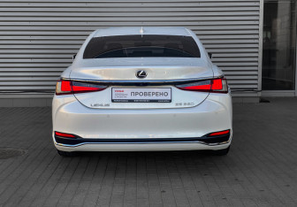 Подержанный автомобиль Lexus ES 2020 года (6 фото)