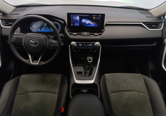 Подержанный автомобиль Toyota RAV4 2024 года (12 фото)
