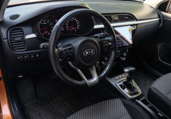 Подержанный автомобиль Kia Rio Sedan 2018 года (12 фото)