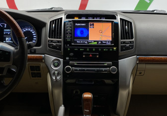 Подержанный автомобиль Toyota Land Cruiser Suv 2012 года (8 фото)