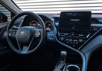 Подержанный автомобиль Toyota Camry Sedan 2023 года (14 фото)