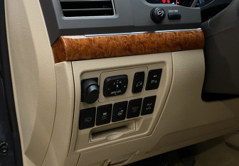 Подержанный автомобиль Toyota Land Cruiser Suv 2012 года (16 фото)