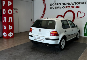 Подержанный автомобиль Volkswagen Golf Hatchback 2002 года (4 фото)