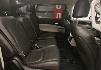 Подержанный автомобиль Kia Carnival 2021 года (9 фото)