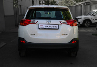 Подержанный автомобиль Toyota RAV4 2014 года (5 фото)