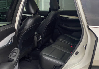 Подержанный автомобиль Infiniti QX50 2018 года (15 фото)