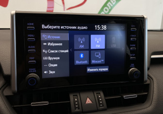 Подержанный автомобиль Toyota RAV4 2021 года (18 фото)