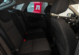 Подержанный автомобиль Ford Focus Hatchback 2010 года (8 фото)