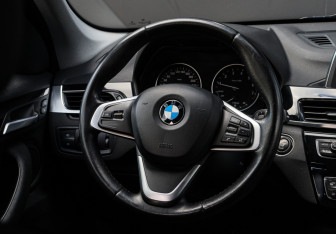 Подержанный автомобиль BMW X1 2015 года (11 фото)