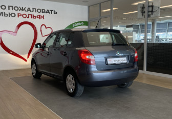 Подержанный автомобиль Skoda Fabia Hatchback 2011 года (6 фото)