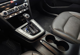 Подержанный автомобиль Hyundai Elantra Sedan 2020 года (14 фото)