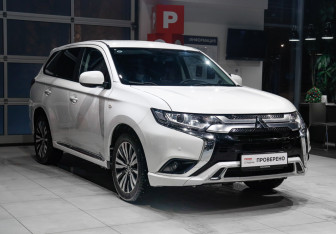 Подержанный автомобиль Mitsubishi Outlander 2022 года (3 фото)