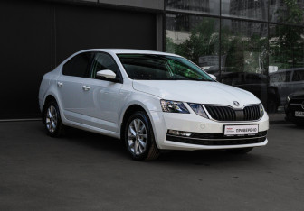 Подержанный автомобиль Skoda Octavia Liftback 2017 года (3 фото)