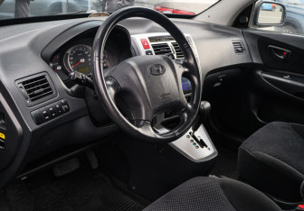 Подержанный автомобиль Hyundai Tucson 2006 года (11 фото)