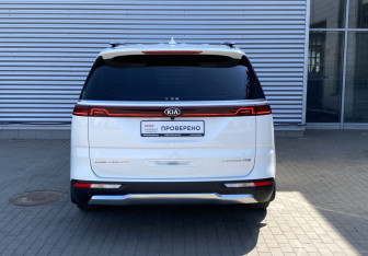 Подержанный автомобиль Kia Carnival 2021 года (6 фото)
