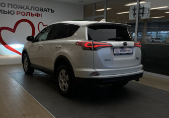 Подержанный автомобиль Toyota RAV4 2016 года (6 фото)
