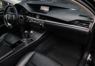 Подержанный автомобиль Lexus ES 2012 года (7 фото)