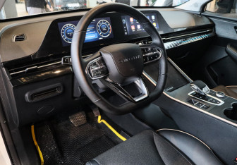 Подержанный автомобиль Omoda C5 2024 года (12 фото)