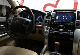 Подержанный автомобиль Toyota Land Cruiser Suv 2012 года (13 фото)