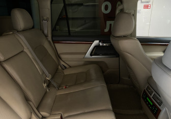 Подержанный автомобиль Toyota Land Cruiser Suv 2012 года (11 фото)