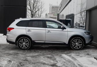 Подержанный автомобиль Mitsubishi Outlander 2018 года (4 фото)
