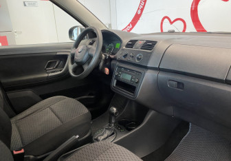 Подержанный автомобиль Skoda Fabia Hatchback 2011 года (7 фото)