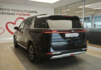 Подержанный автомобиль Kia Carnival 2021 года (4 фото)