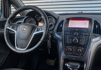 Подержанный автомобиль Opel Astra Sedan 2014 года (10 фото)