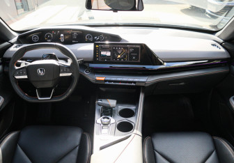 Подержанный автомобиль Changan UNI-V 2023 года (9 фото)