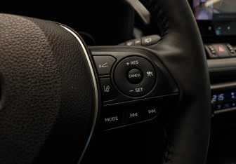 Подержанный автомобиль Toyota RAV4 2025 года (17 фото)