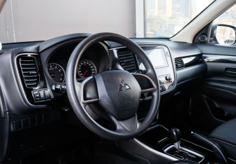 Подержанный автомобиль Mitsubishi Outlander 2021 года (17 фото)