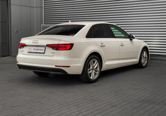 Подержанный автомобиль Audi A4 Sedan 2018 года (5 фото)