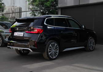 Подержанный автомобиль BMW X1 2025 года (4 фото)