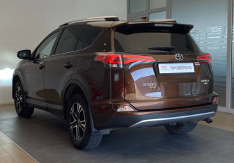 Подержанный автомобиль Toyota RAV4 2017 года (6 фото)