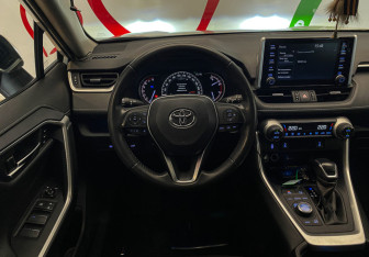 Подержанный автомобиль Toyota RAV4 2021 года (11 фото)