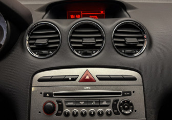 Подержанный автомобиль Peugeot 308 Hatchback 2008 года (13 фото)