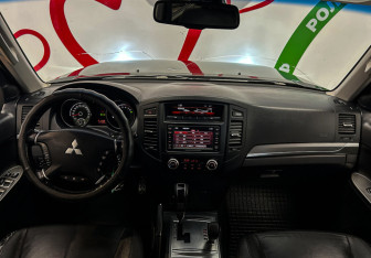 Подержанный автомобиль Mitsubishi Pajero 2011 года (10 фото)