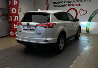 Подержанный автомобиль Toyota RAV4 2016 года (4 фото)