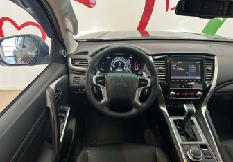 Подержанный автомобиль Mitsubishi Montero Sport 2023 года (10 фото)