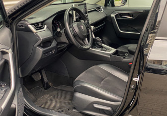 Подержанный автомобиль Toyota RAV4 2022 года (15 фото)