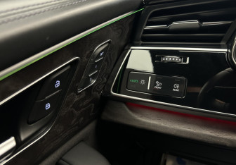 Подержанный автомобиль Audi Q8 2019 года (14 фото)