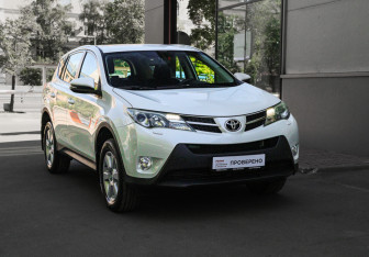 Подержанный автомобиль Toyota RAV4 2014 года (3 фото)