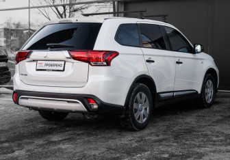 Подержанный автомобиль Mitsubishi Outlander 2021 года (5 фото)