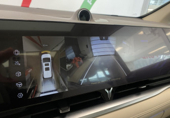 Подержанный автомобиль Voyah Dream 2023 года (21 фото)