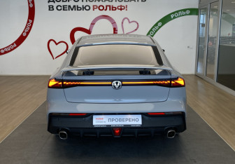 Подержанный автомобиль Changan UNI-V 2023 года (5 фото)