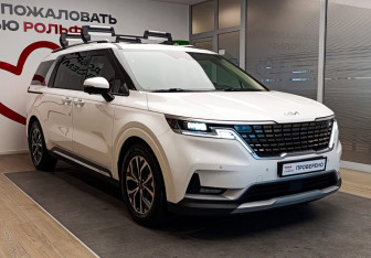 Подержанный автомобиль Kia Carnival 2021 года (3 фото)