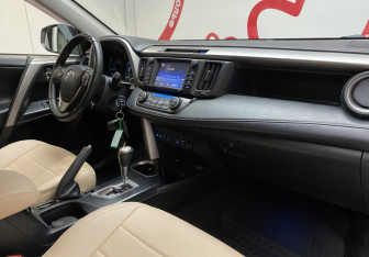 Подержанный автомобиль Toyota RAV4 2017 года (7 фото)